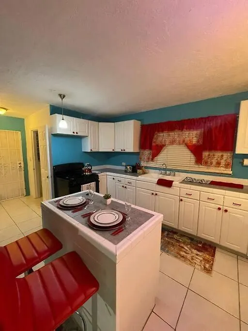 Wally'S Haven Nassau 0*,  Bahamy